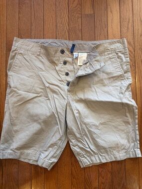 H&M Men's Flat-Front Button-Fly Shorts in Light Khaki
